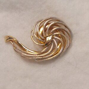 Gold Tone Swirl Seashell Shaped Brooch/Pin